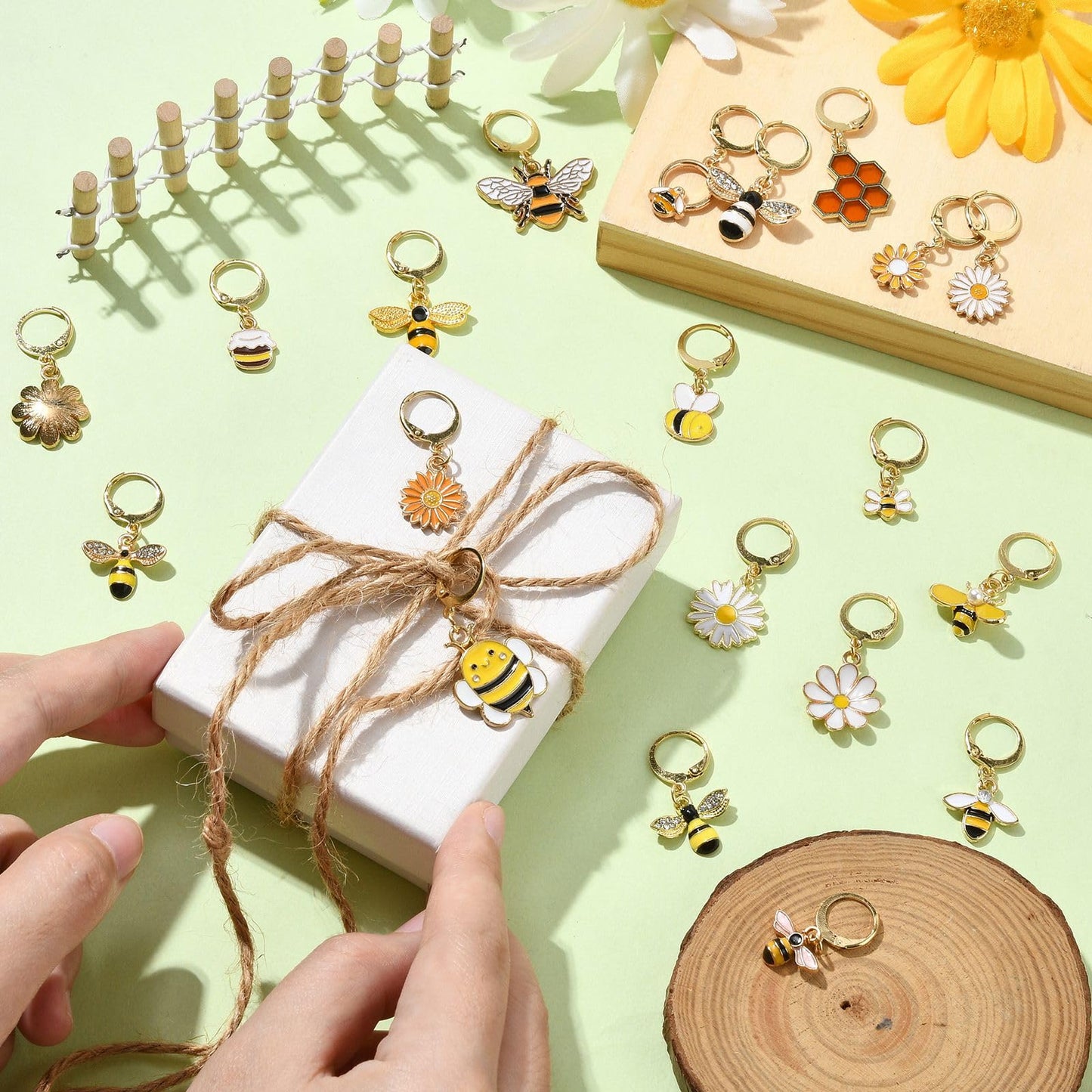 Stiesy 20 Pcs 20 Styles Bee Honeycomb Daisy Stitch Markers Enamel Crochet Stitch Marker Charms Removable Lobster Clasp Locking Stitch Marker for Knitting Weaving Sewing Quilting Handmade Jewelry