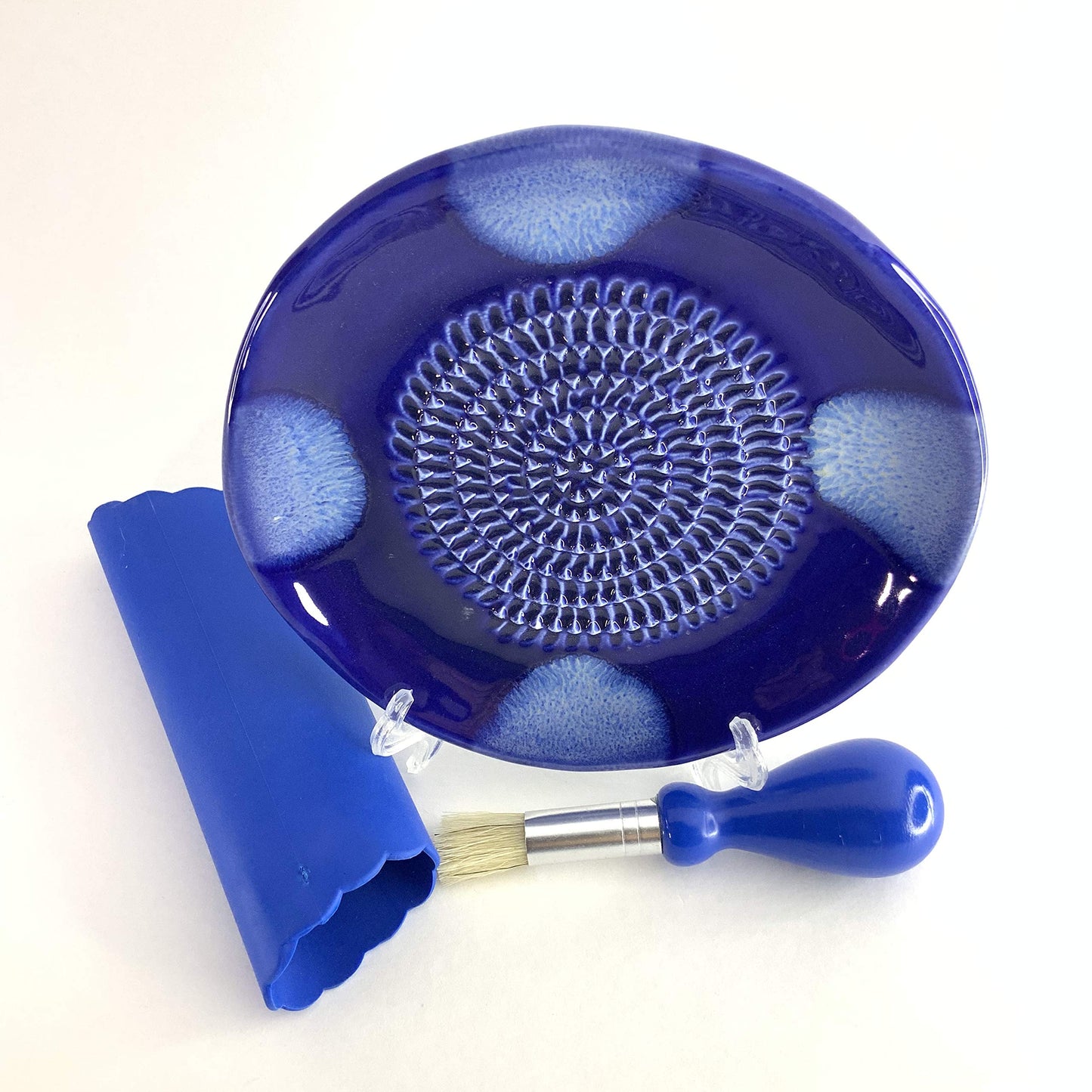 BonCera, All-in-one Premium Ceramic Garlic Grater Plate 4-Piece Set - Blue Cross Glazed Design and Style - For Garlic, Ginger, Chocolate, and more! - Comes with 5.25" Plate, Peeler, Brush, and Stand