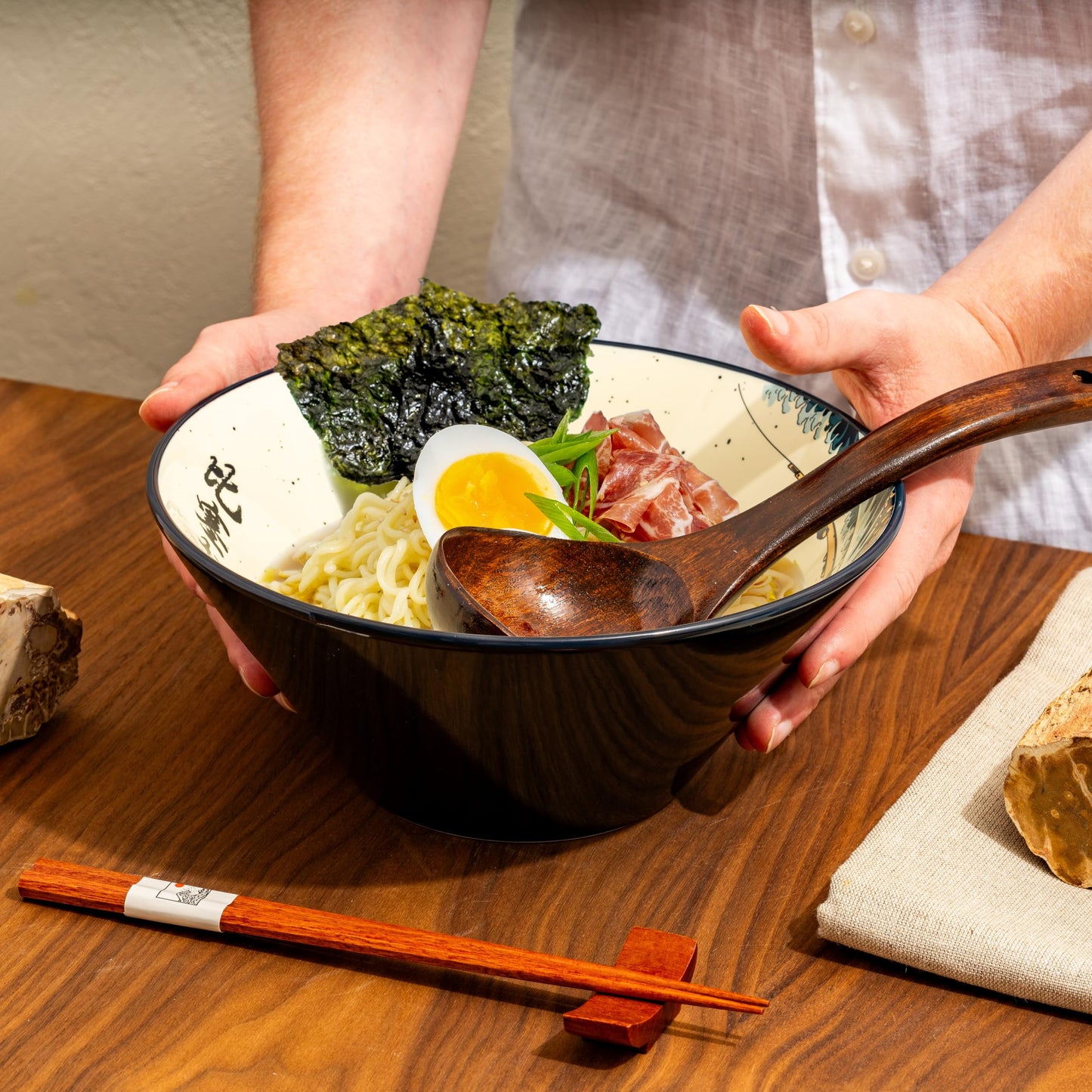 BICETTO Japanese Ramen Bowl Set with Great Wave Design - 60oz Large Ceramic Bowls, Spoons, Chopsticks for Ramen, Pho, Salad, Poke - Premium Gift for Ramen Lovers - Microwave & Dishwasher Safe