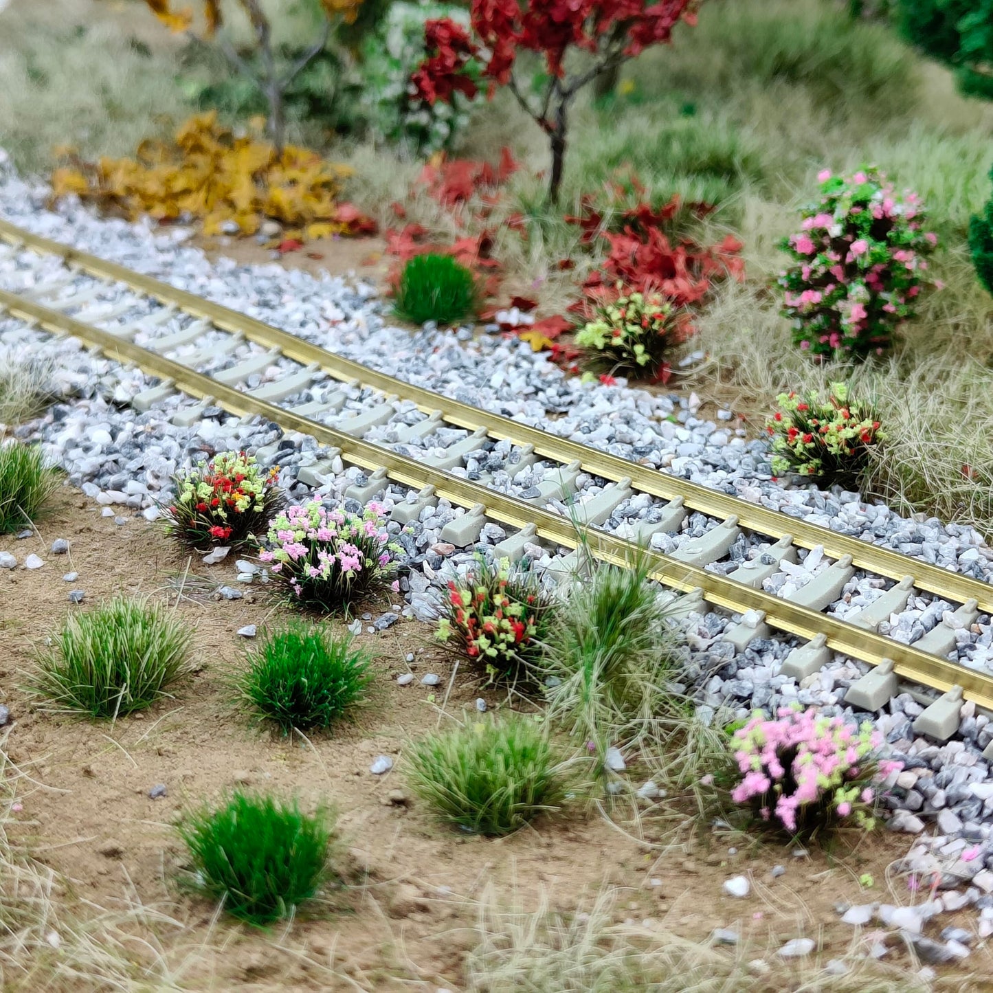 gdeplok 140 Pcs Static Grass Tufts & Miniature Flower Clusters - Artificial Grass Terrain Scenery Kit for Model Train Railway, Military Sand Table, DIY Diorama Landscape