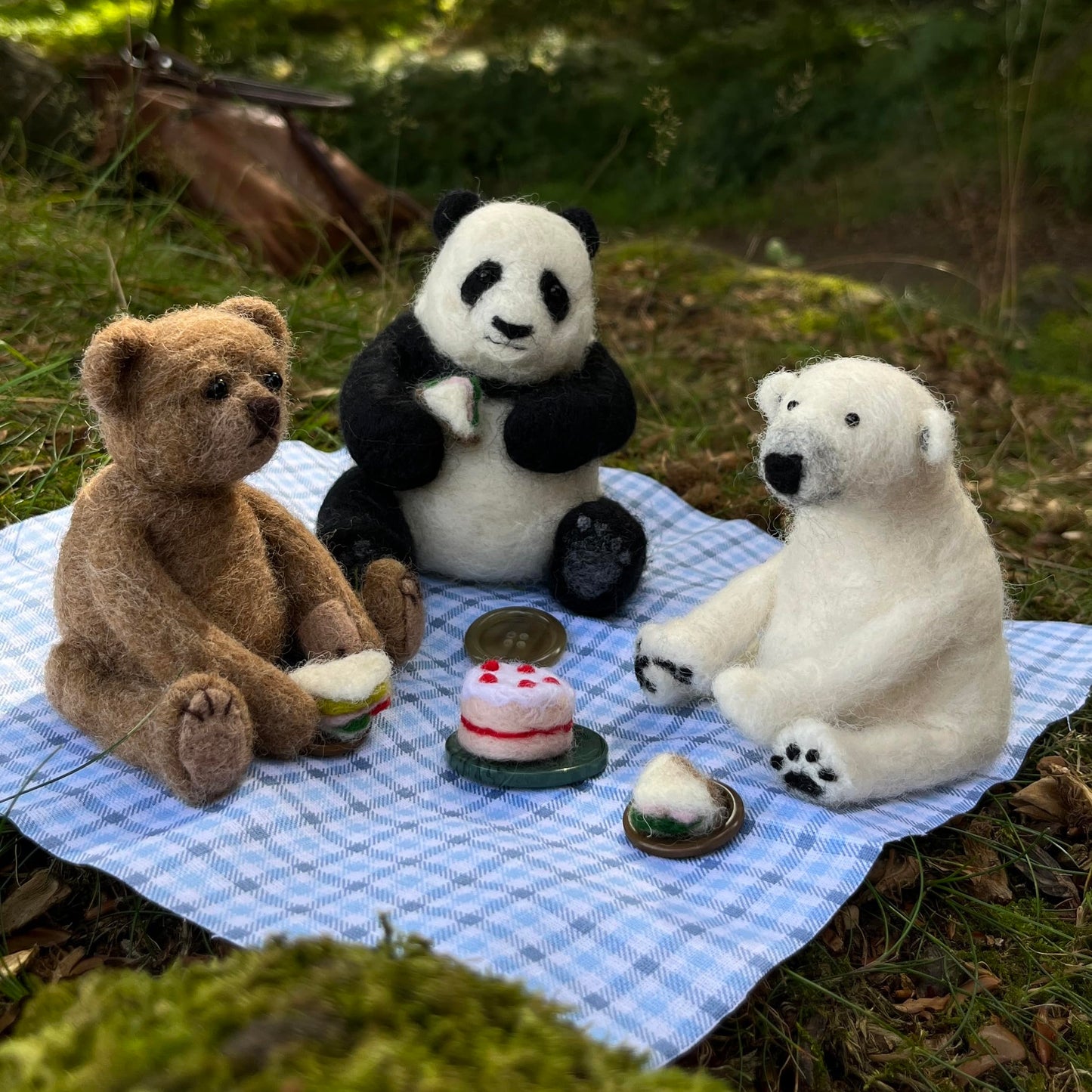 Bergin & Bath Needle Felting Bumper Kit - Three Bears. A Premium Starter kit. Make a Polar Bear, a Panda and a Teddy Bear. Planet-Friendly Wool.