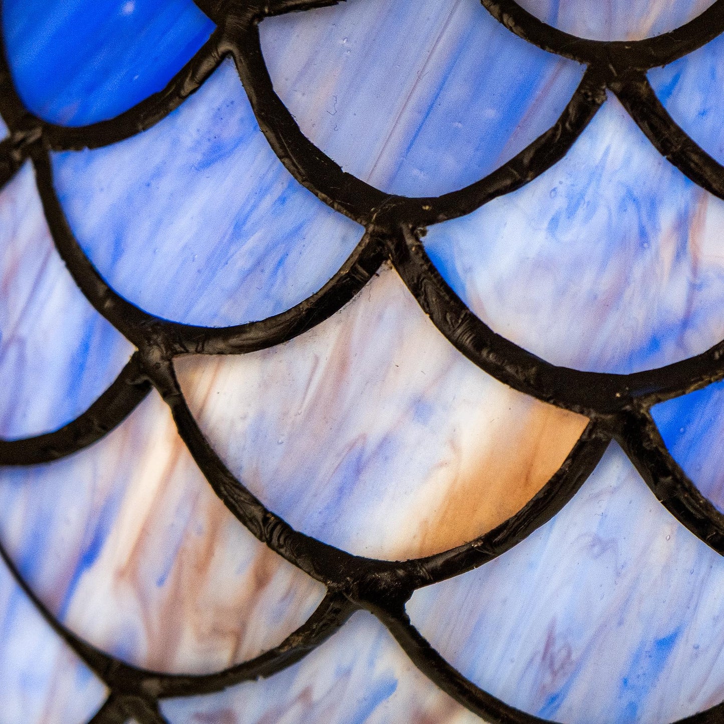 GILGGAK Small Tiffany Stained Glass Table Lamp Wisteria Style Lampshade Nightstand Light for Bedroom Dorm Living Hallway Coffee Table Office Housewarming Gift 8X8X15 (Blue Purple Fish Scales)