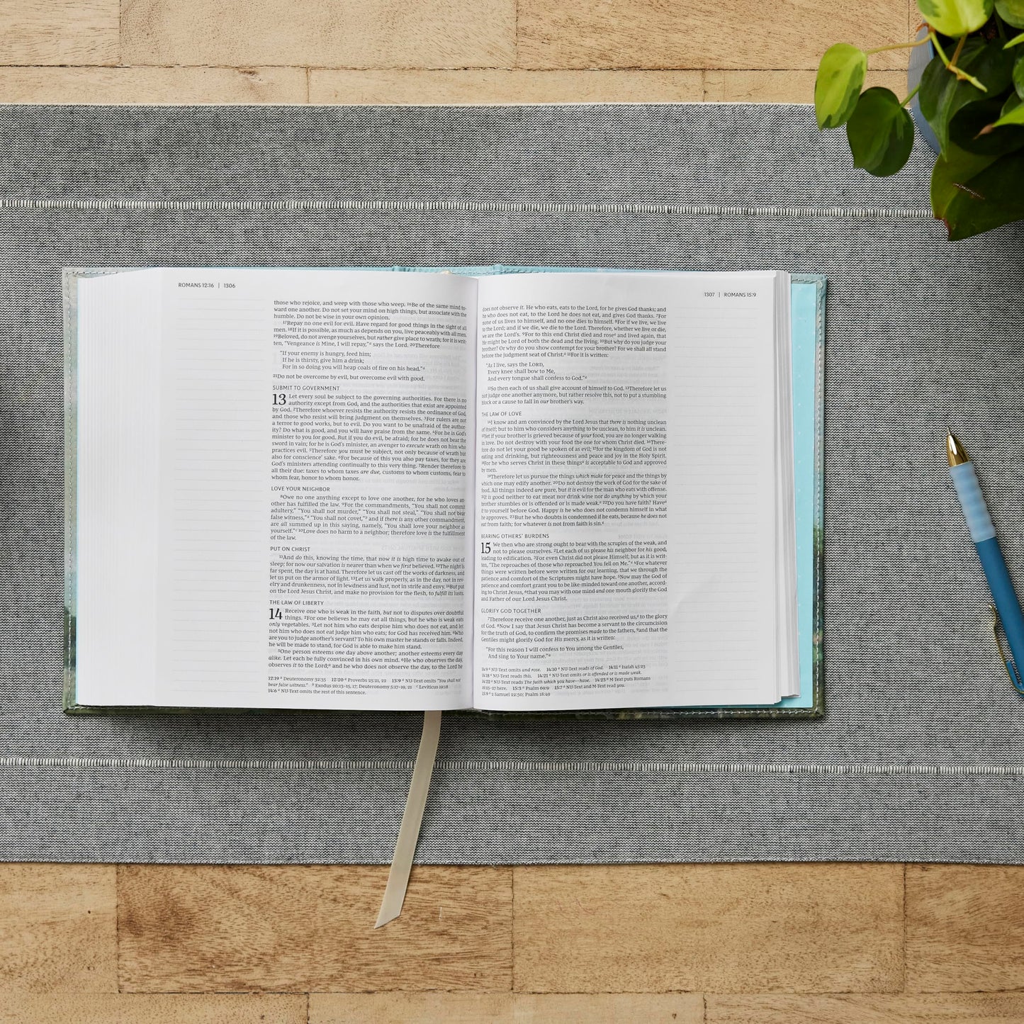 NKJV, Journal the Word Bible, Cloth over Board, Blue Floral, Red Letter, Comfort Print: Reflect, Journal, or Create Art Next to Your Favorite Verses