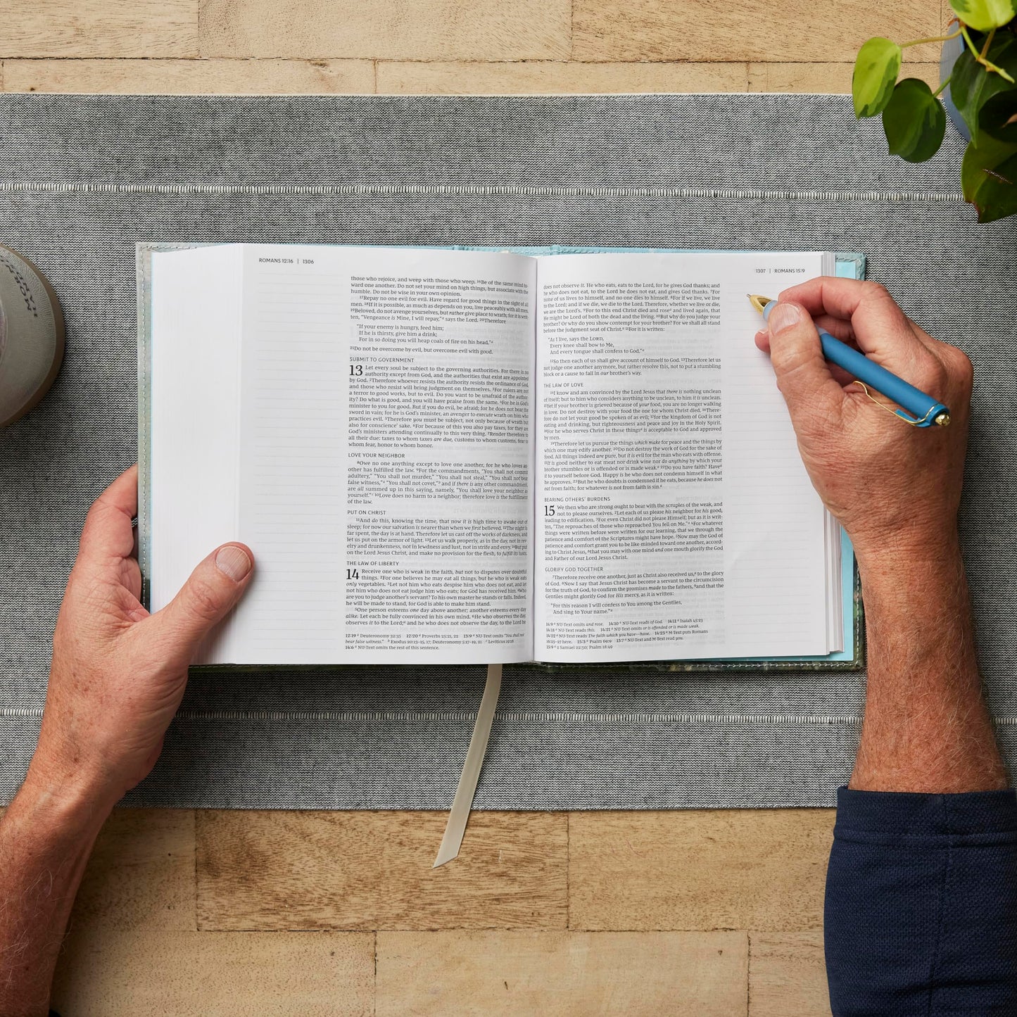 NKJV, Journal the Word Bible, Cloth over Board, Blue Floral, Red Letter, Comfort Print: Reflect, Journal, or Create Art Next to Your Favorite Verses