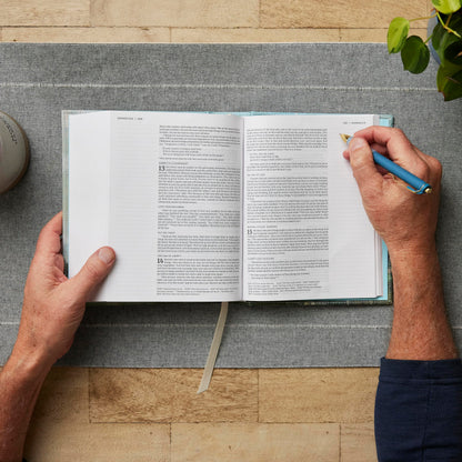 NKJV, Journal the Word Bible, Cloth over Board, Blue Floral, Red Letter, Comfort Print: Reflect, Journal, or Create Art Next to Your Favorite Verses